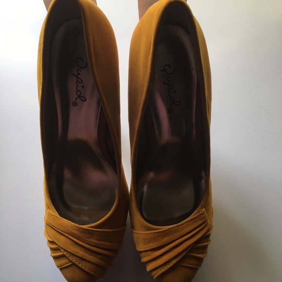 🕊Qupid crinkle peep Toe Mustard color heels - Picture 2 of 3